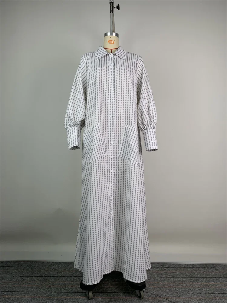 女性用の白いロングドレス,長袖,ボタン,側面にスリット,ストライプの襟,カジュアル,マキシ,夏と秋,コレクション2020