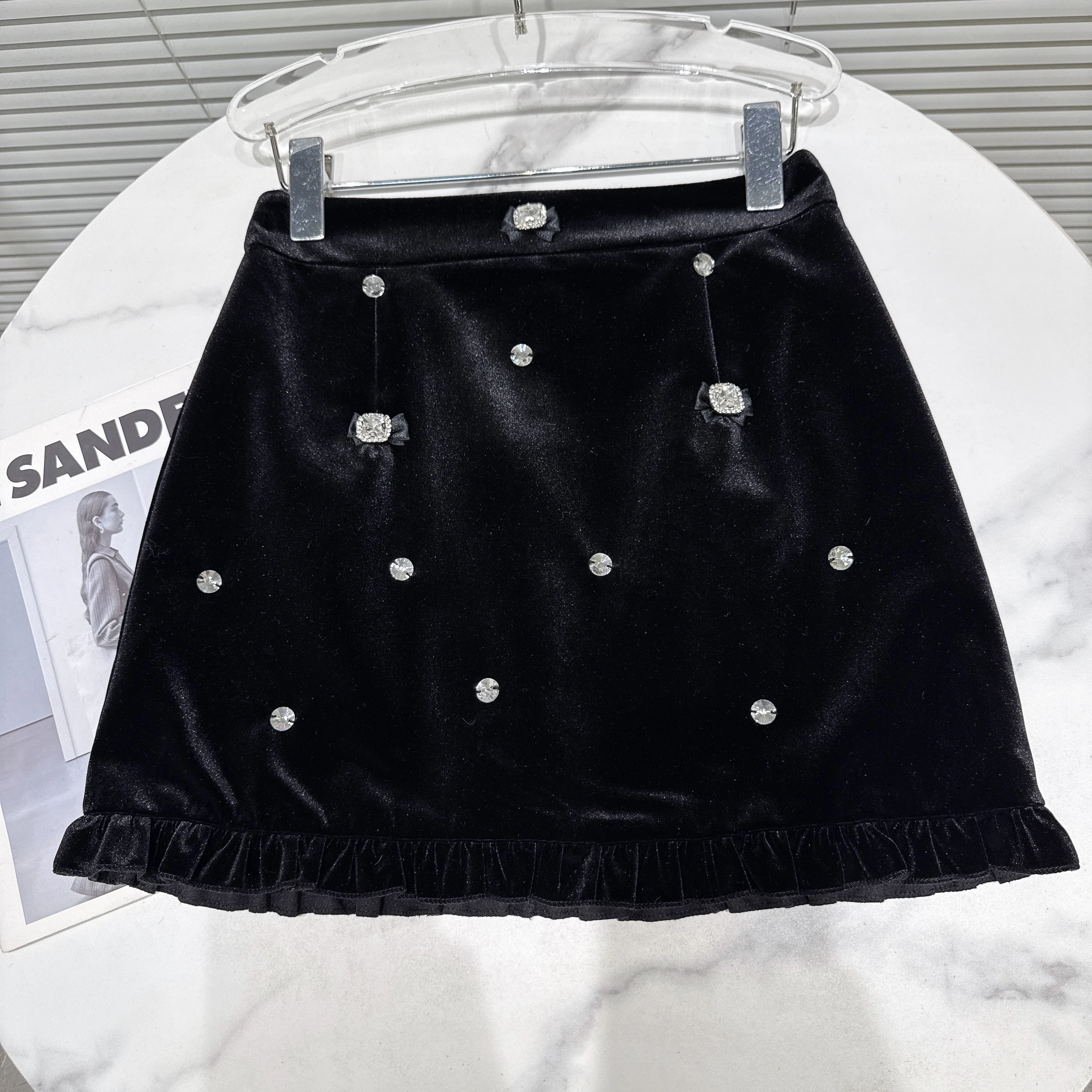 Rok Mini Beludru Hitam Serbaguna Model A-line Slim Fit Pinggang Tinggi Berhias Berlian Gaya Sosialita Prancis Elegan untuk Wanita