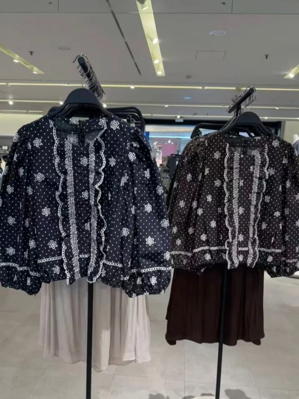 

Рубашка женская в стиле ретро для отпуска, с круглым вырезом, рукавами-фонариками, вышивкой, ажурными вставками и принтом в горошек, французский стиль, свободный крой, хлопок