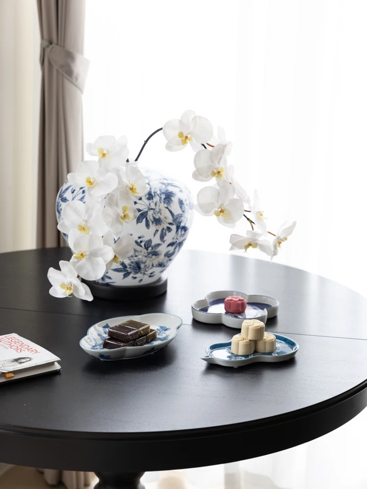 A lâmpada de mesa vitrificada medieval pode ser escurecida e carregada.