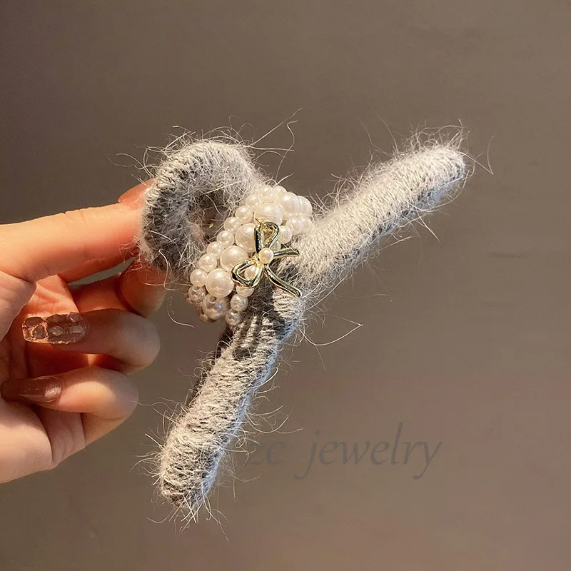

Korean Style Dongdaemun High-End Gray Knitted Pearl Bow Clip for Women High-End Fashion Back of Head Shark Clip