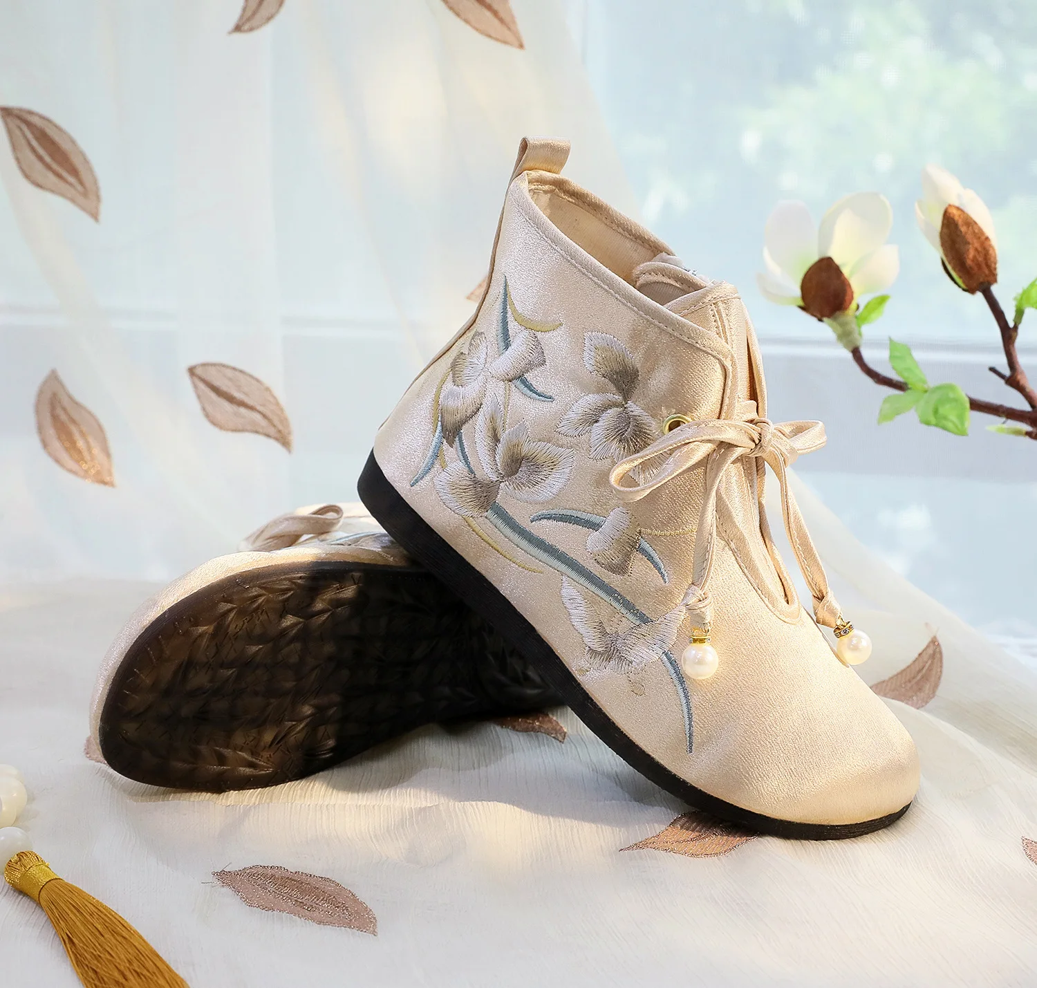 أحذية مطرزة على طراز الخريف مع منحدر كعب وزيادة الارتفاع للنساء أحذية قماشية على الطراز العرقي
