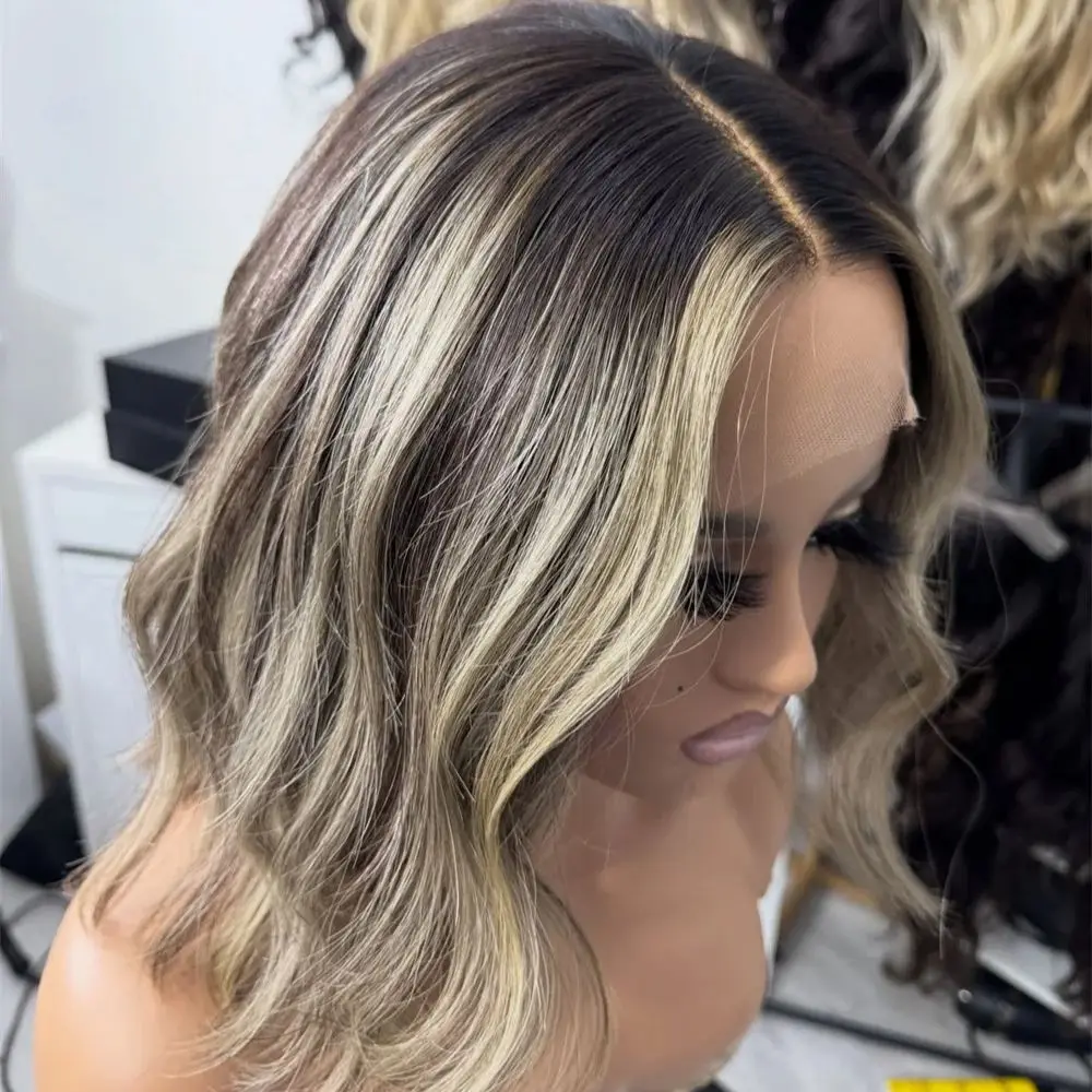 

Синтетический парик с кружевной передней частью 13x4, с центральной проборкой, светло-русый с мелированием, короткий волнистый боб, реалистичный натуральный вид, с темными корнями