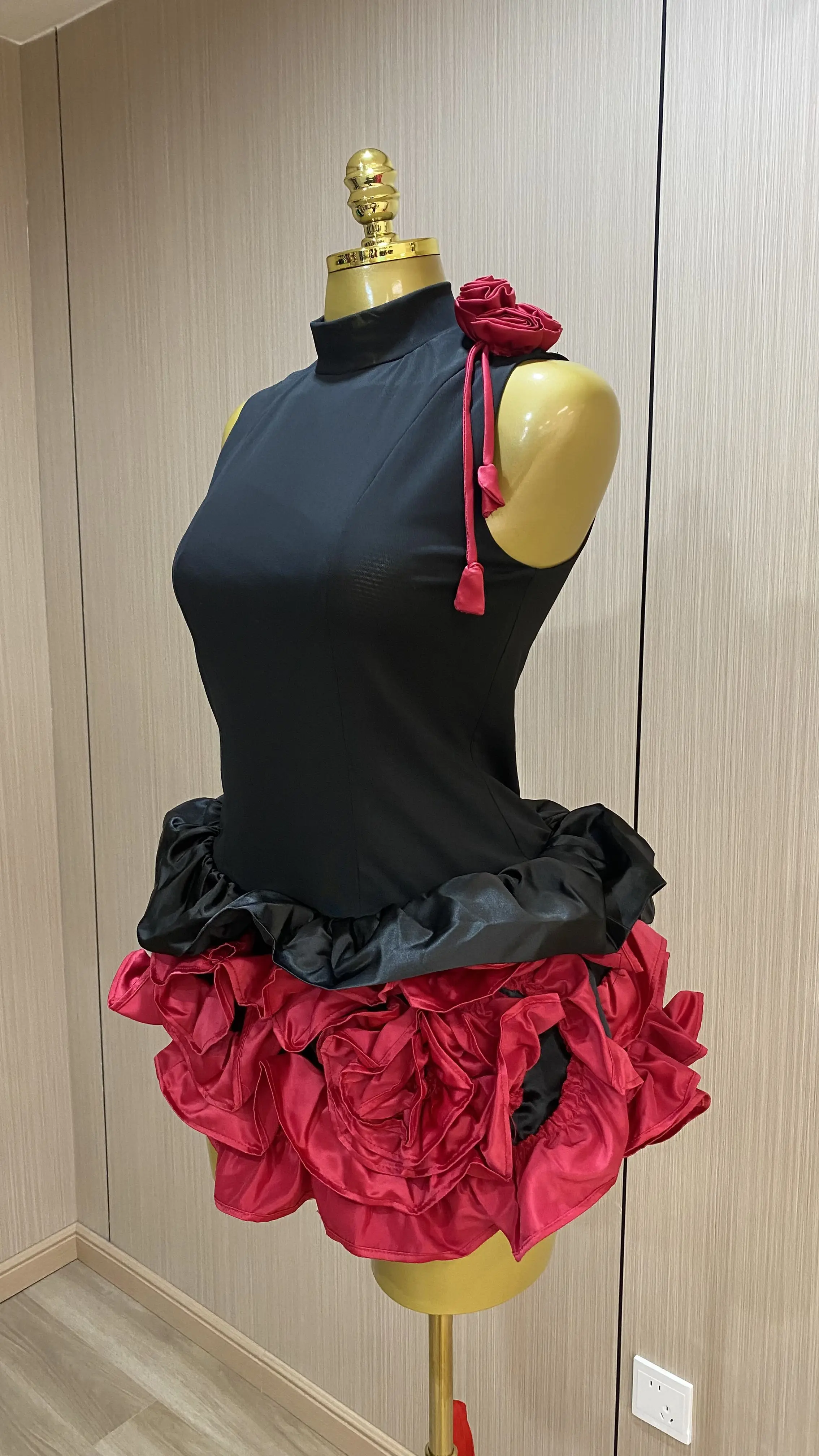 Dark-colored two-piece dress with floral appliqué and irregular design, featuring a half-collar neckline.-GZXX753