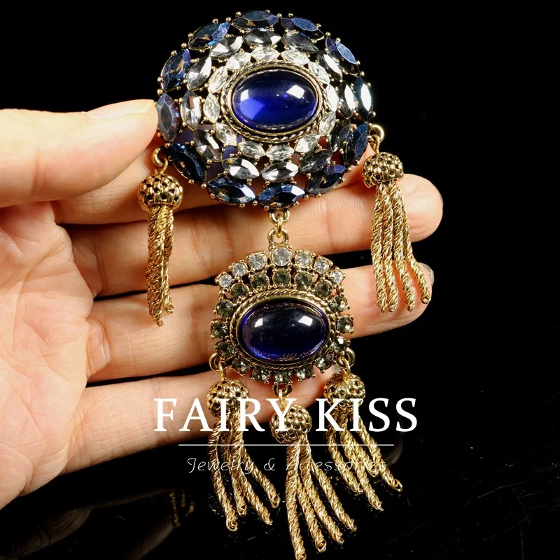 

Medieval vintage brooch gold-plated blue diamond corsage tassels corsage