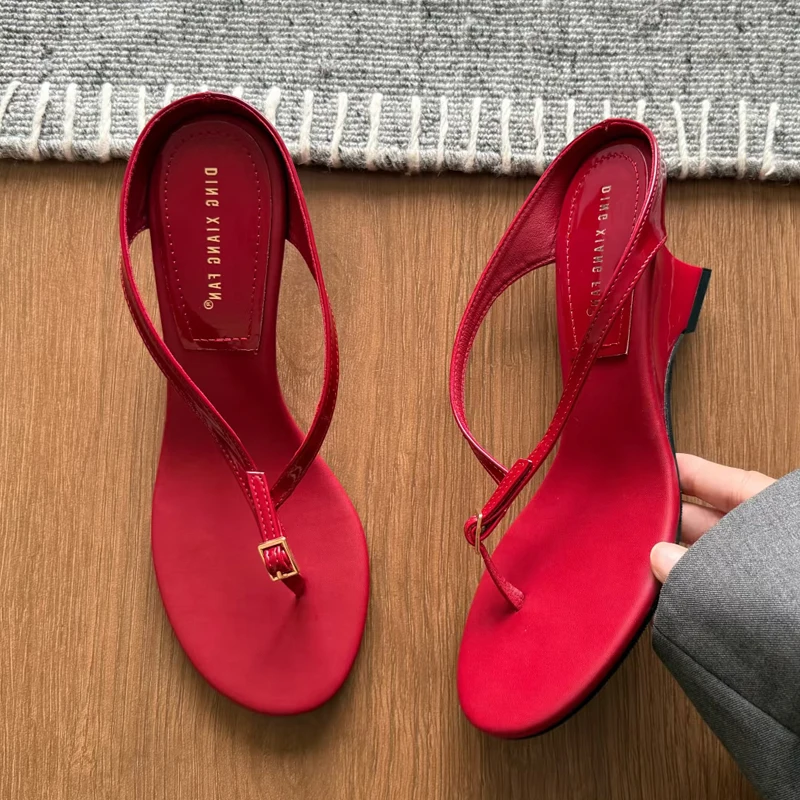Eilyken Neue Modische Schnallenverschluss-Zehentrenner Damen Pantoletten Designer Keilabsatz Sandalen Flip-Flops Sommerschuhe