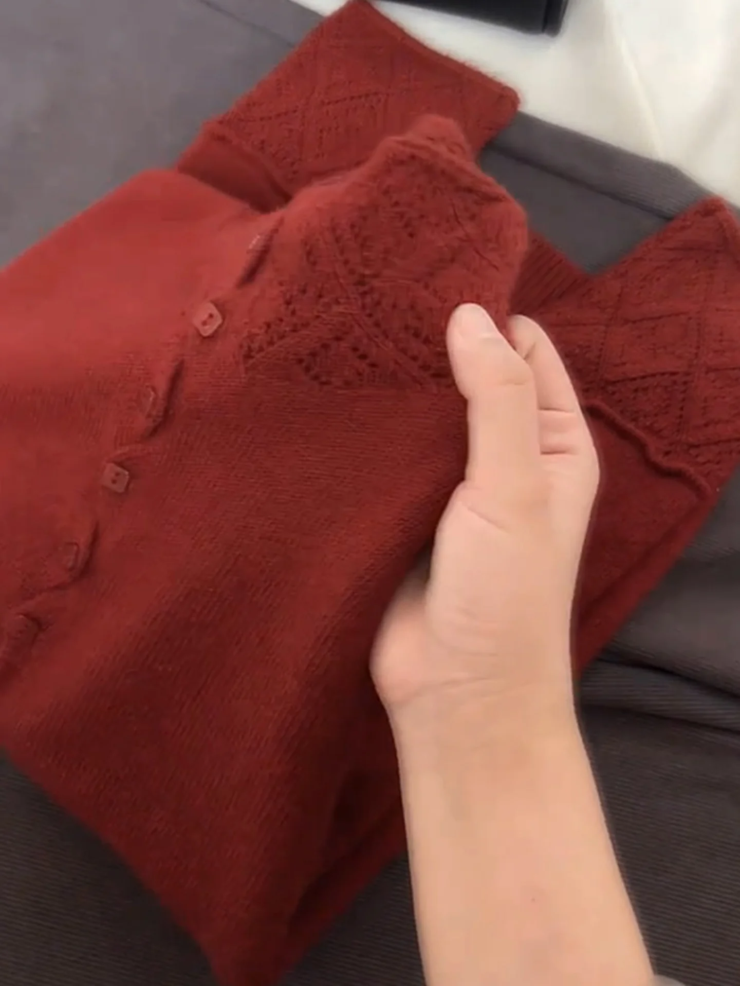 سترة محبوكة طويلة باللون الأحمر من Faion بتصميم ريترو لشتاء 2025 كاميرا نسائية علوية بزر واحد أوروبية مريحة...