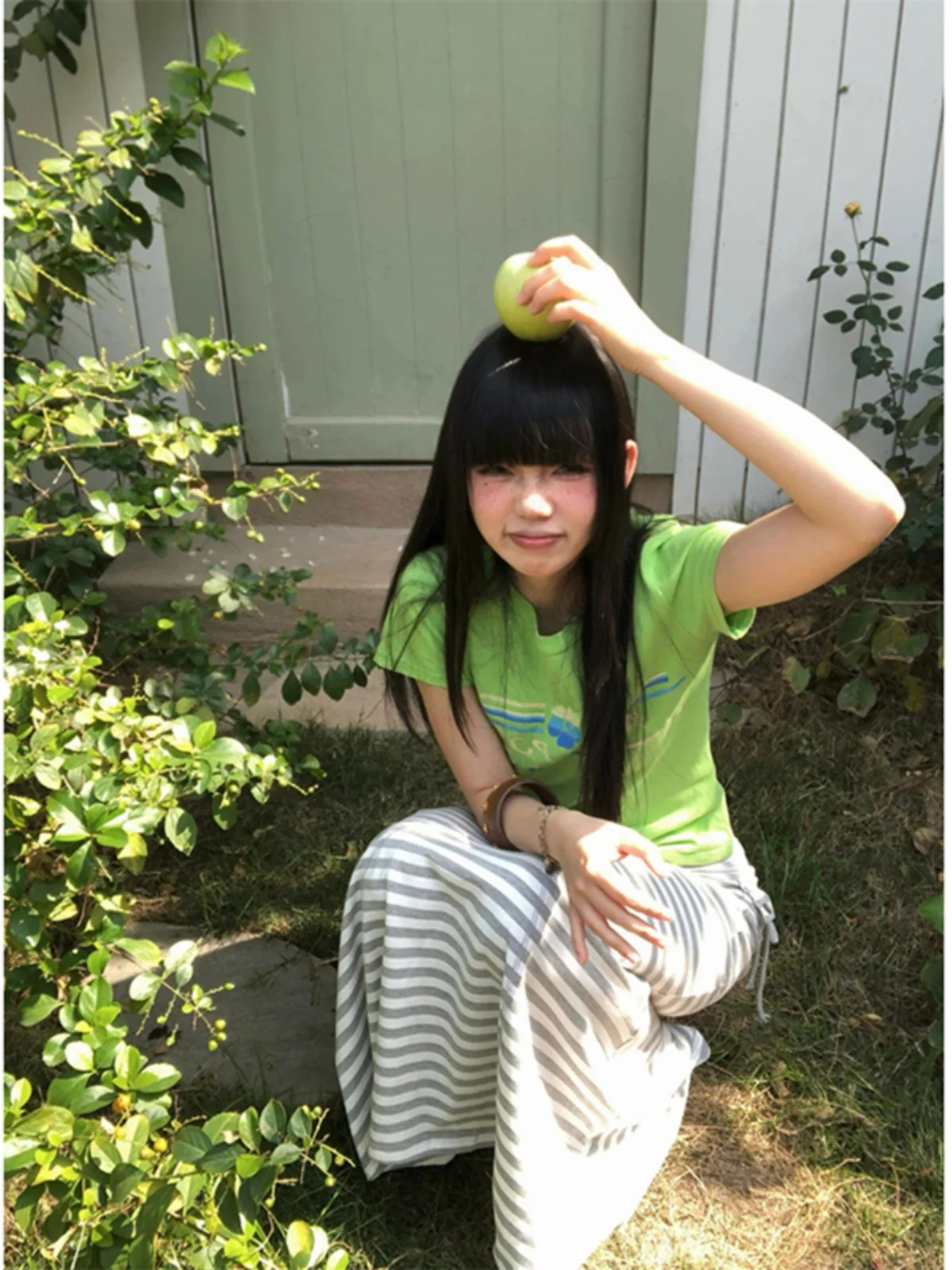 เสื้อยืดสไตล์อเมริกันย้อนยุค ลายพิมพ์ไหล่เฉียง แฟชั่นฤดูร้อนสำหรับผู้หญิง สไตล์เกาหลี ทรงตรง ผ้าถัก