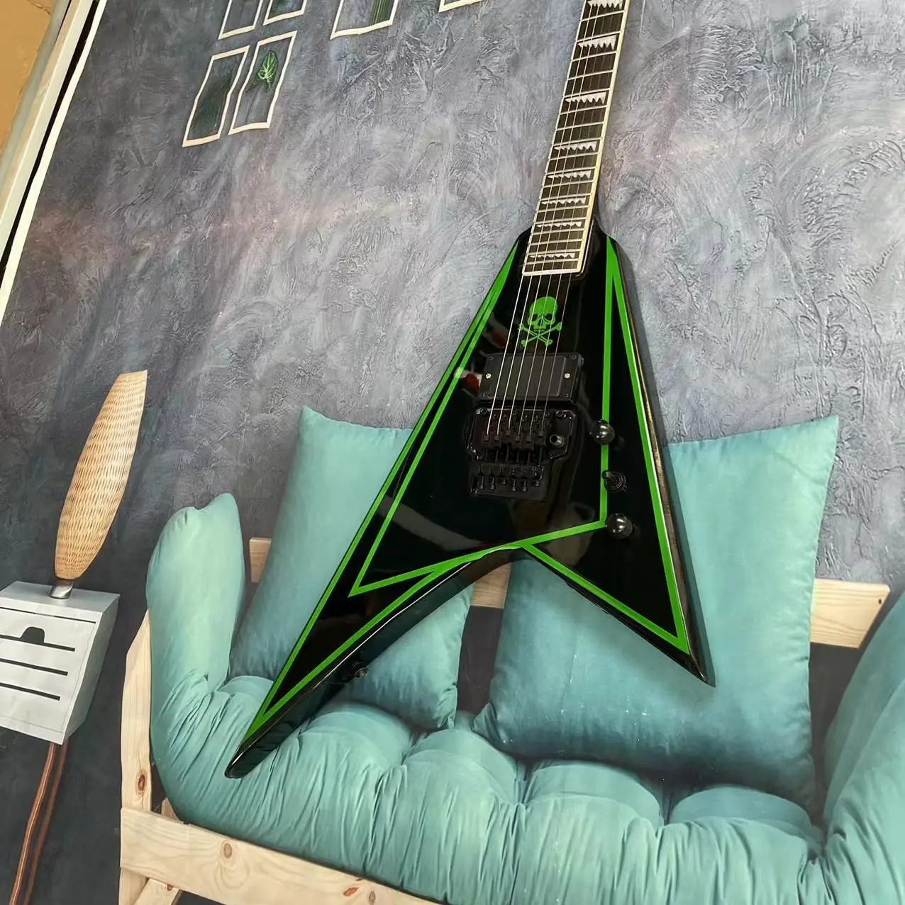 6-string electric guitar, black body with green stripes, rose wood fingerboard, maple track, real factory pictures, can be shipp