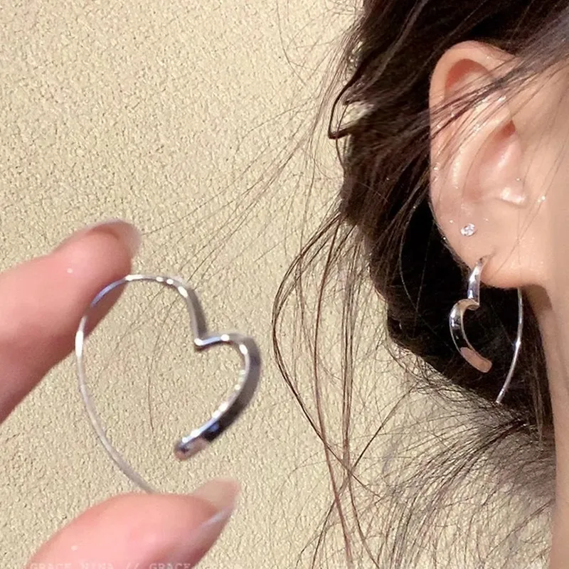 

Square and round face simple and cold wind love earrings 2024 new popular temperament versatile stud earrings earrings women