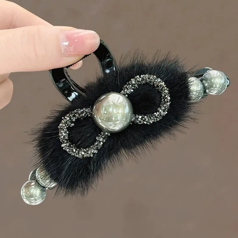 Luxuriöse Haarspange aus Kunstvelours mit Perlenverzierung – Alltagstaugliches, vielseitiges und stilvolles Retro-Haaraccessoire – Detail 4