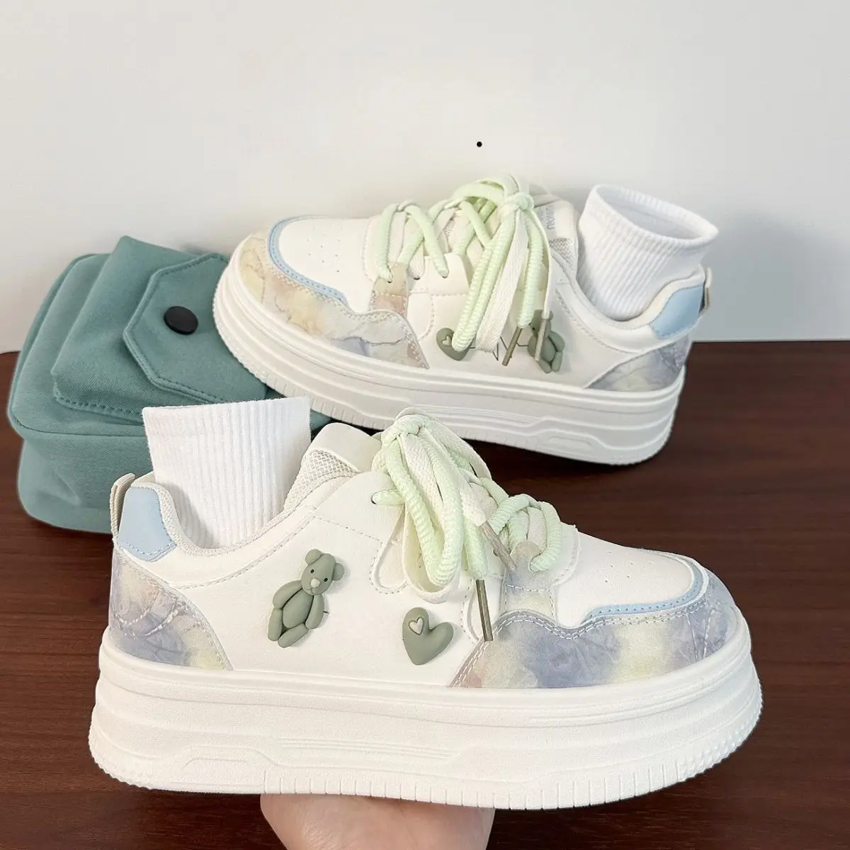 أحذية رياضية نسائية بيضاء مكتنزة لربيع وخريف 2025 أحذية عصرية مريحة تسمح بمرور الهواء أحذية طالب غير رسمية تخفيضات كبيرة