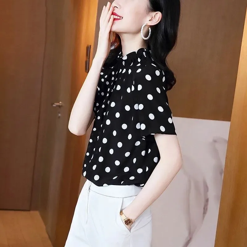 

Женская черная блузка в горошек с рюшами на горловине, коротким рукавом и свободным кроем для лета