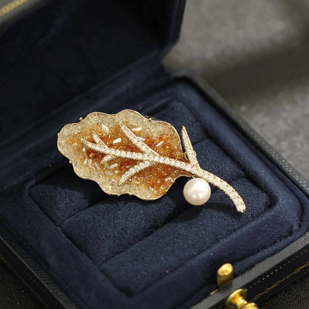 New Niche Design Champagne Colored Broken Diamond Crystal Gradient Leaf Brooch for Women Temperament Pearl Accessory Pin
