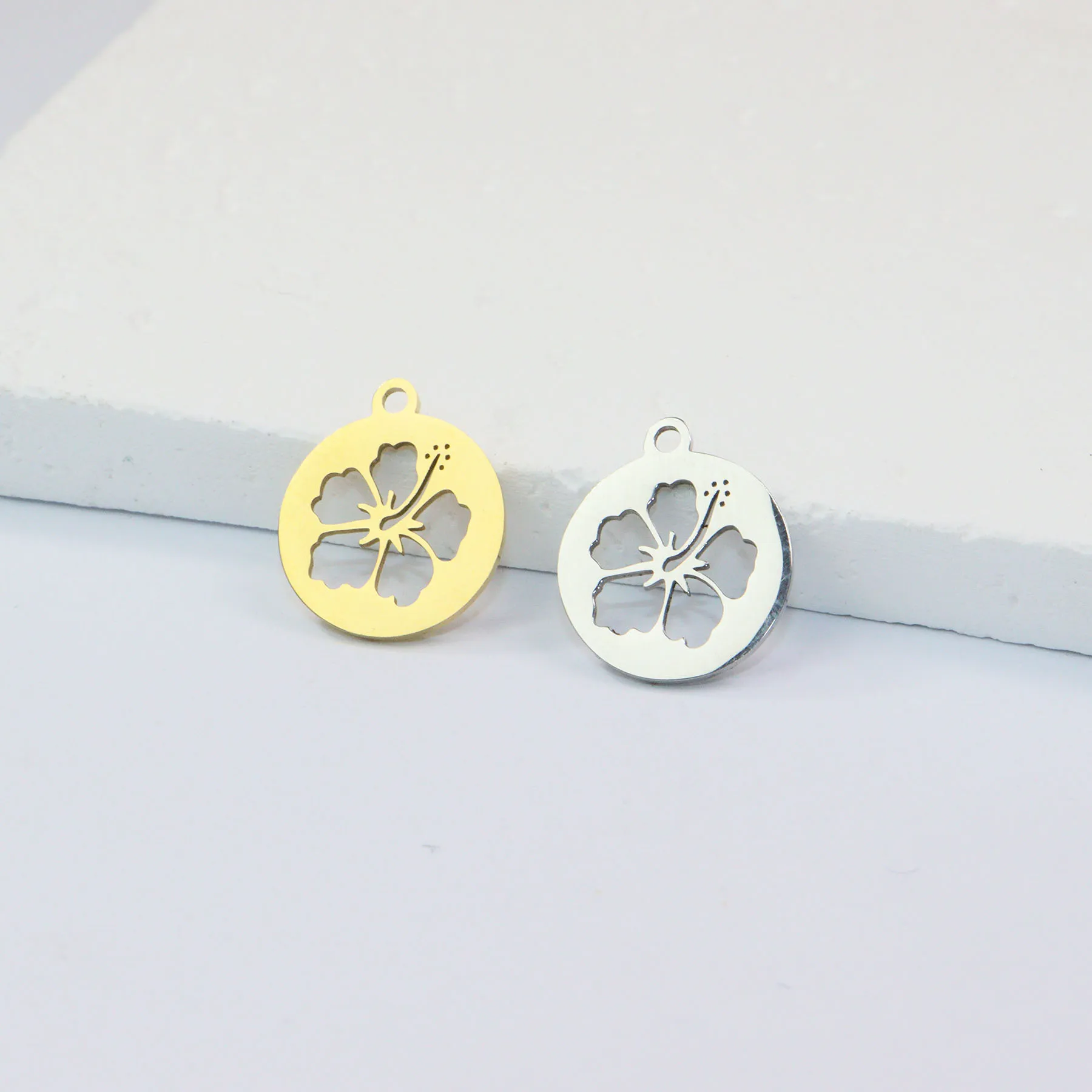 10 Stück Edelstahl Mirro polierte Blume Antiallergisch Mädchen Charms Anhänger DIY Schmuck Vakuumplatte Halskette