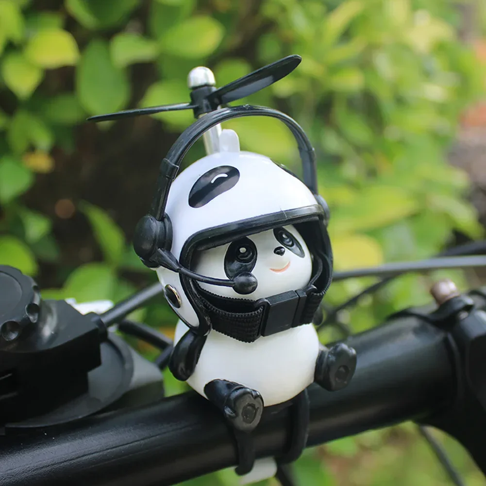 Niedlichen Panda Cartoon mit Helm Luftschraube Ornamente Spielzeug Motorrad Lenker Dekoration Fahrrad elektrische Reit ausrüstung Zubehör