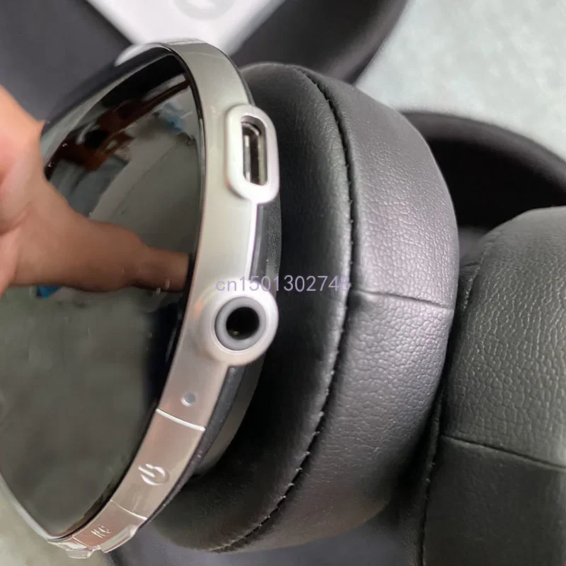 The headset Bluetooth 5.0 is suitable for Mercedes-Benz Maybach original S-class GLS series wireless headset noise reduction AKG