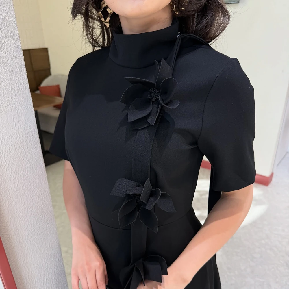 Maßgeschneiderte A-Linie-Abendkleider, knielang, Stehkragen, kurze Ärmel, Abendkleid, modische Blumen, schlichtes, drapiertes, lässiges Partykleid