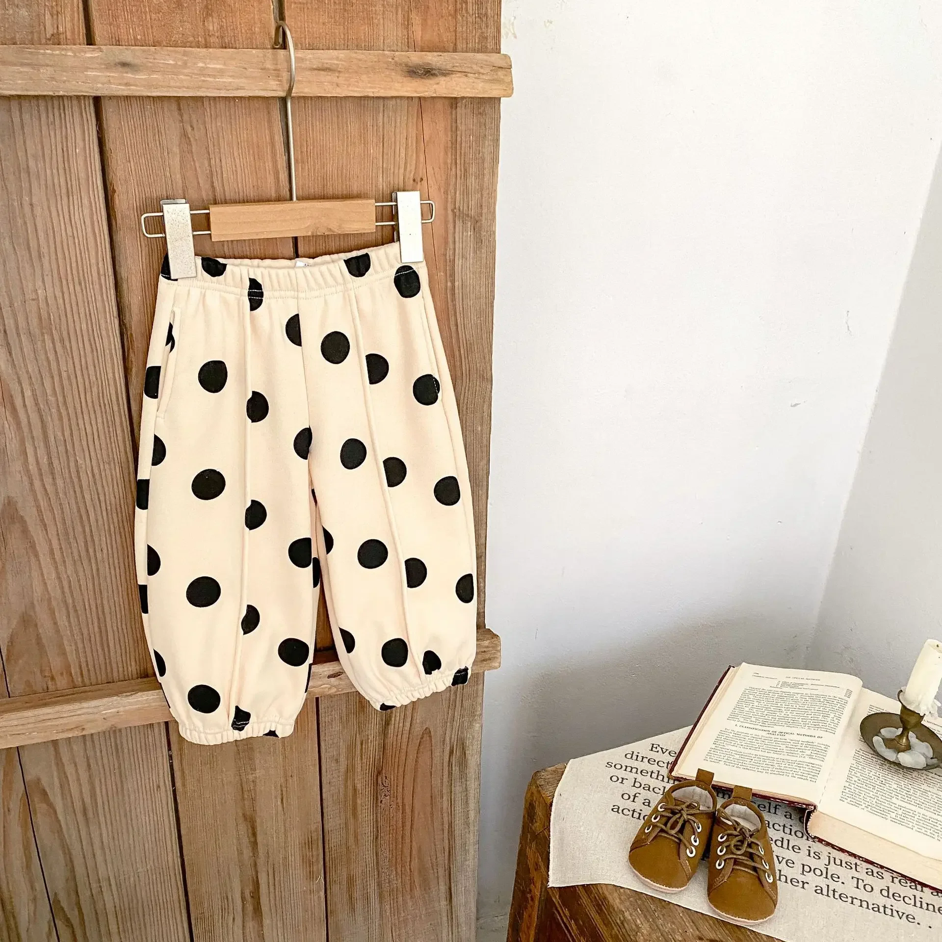 

Осенние повседневные спортивные толстые бархатные штаны в горошек для маленьких девочек 3 лет, мягкие и теплые