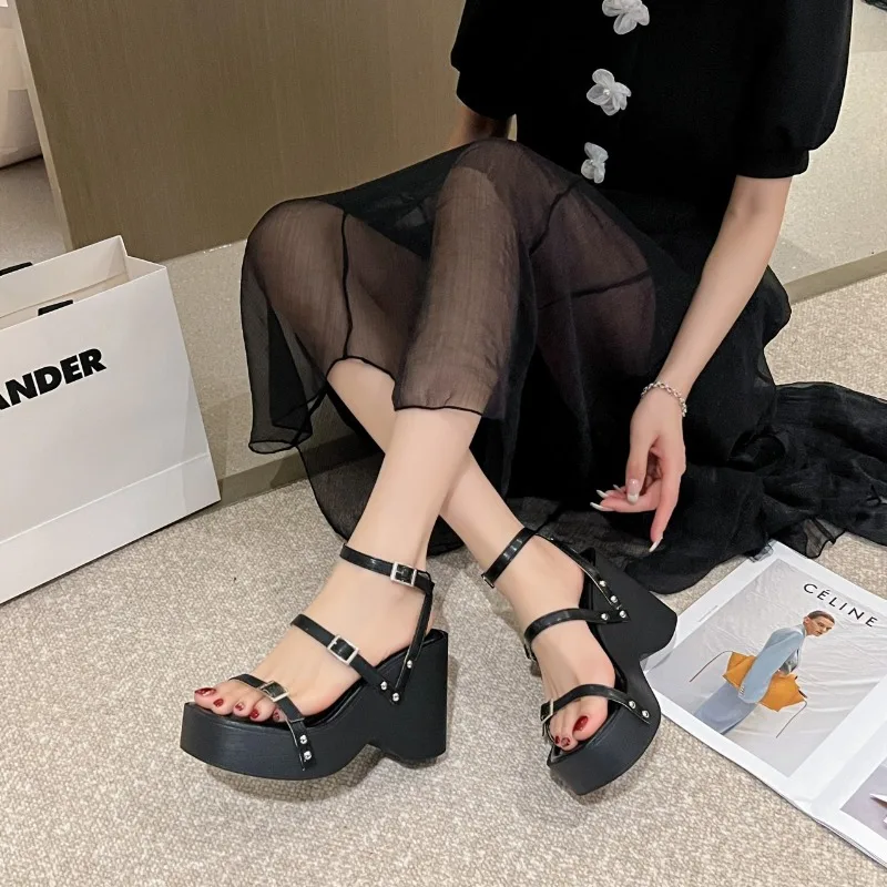 Sandalias de cuña de suela gruesa de bizcocho para mujer, novedad de verano, estilo con tacones altos con punta abierta, zapatos romanos para uso al aire libre, zapatos de playa