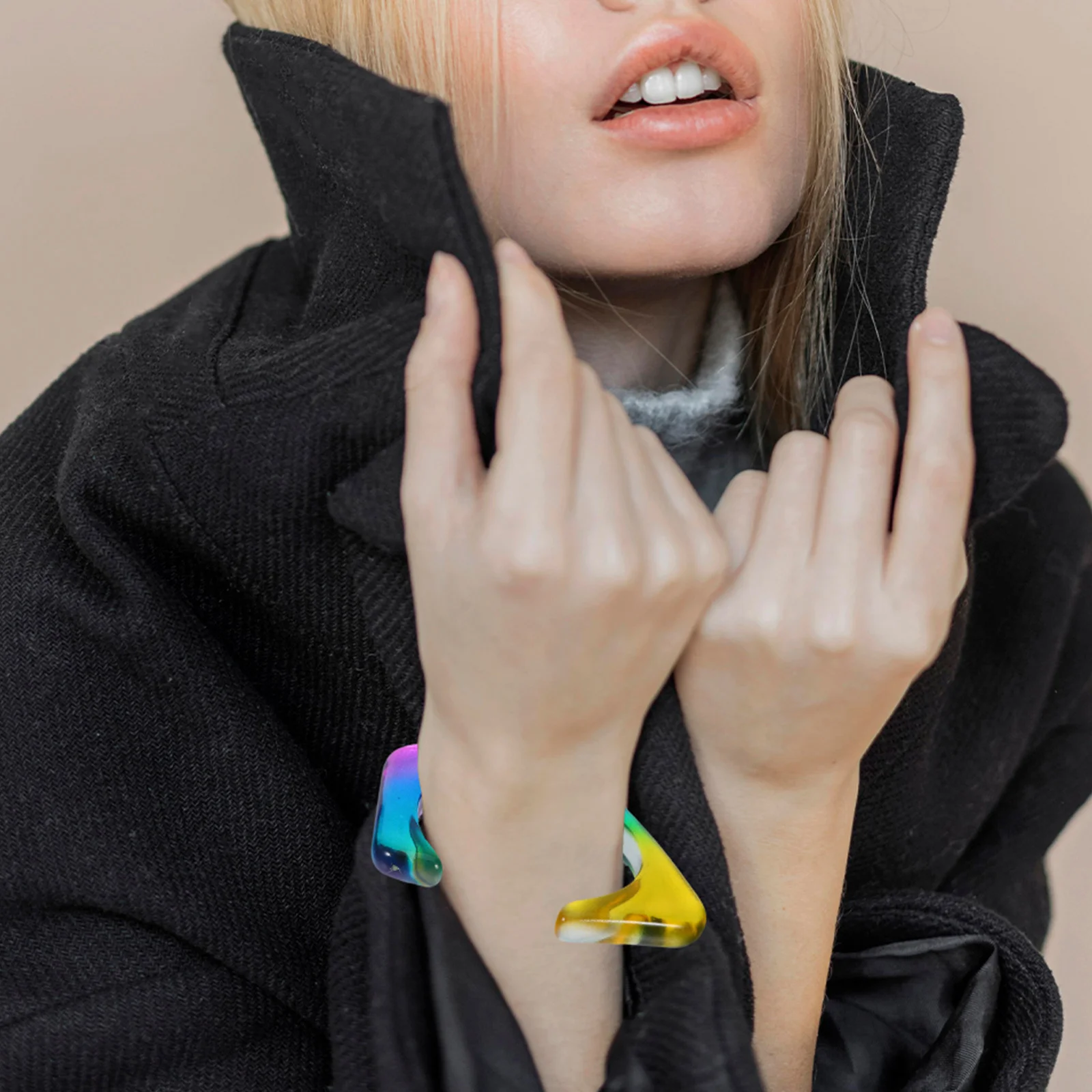 

2Pcs Irregular Gradient Acrylic Bracelets Colorful Lightweight Wristbands for Music Festivals Parties Everyday Wear