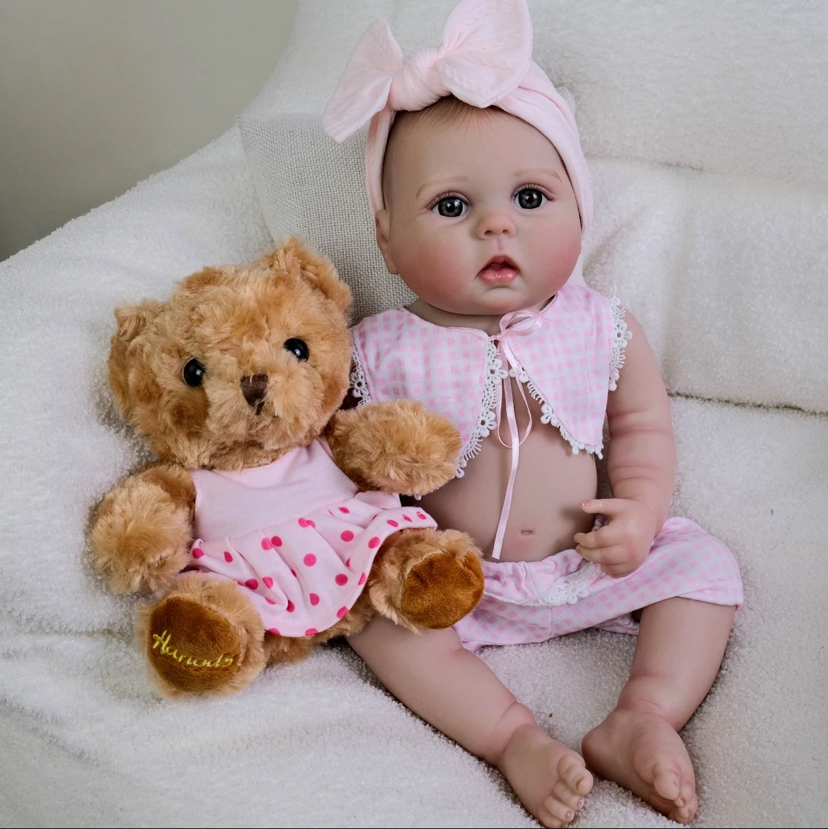 22インチのルーシー、リアルな幼児のリボーンドール - 関節ヒートテクノロジーを採用した可動式の腕、手描きのベビーファットフォールド、女の子へのギフト