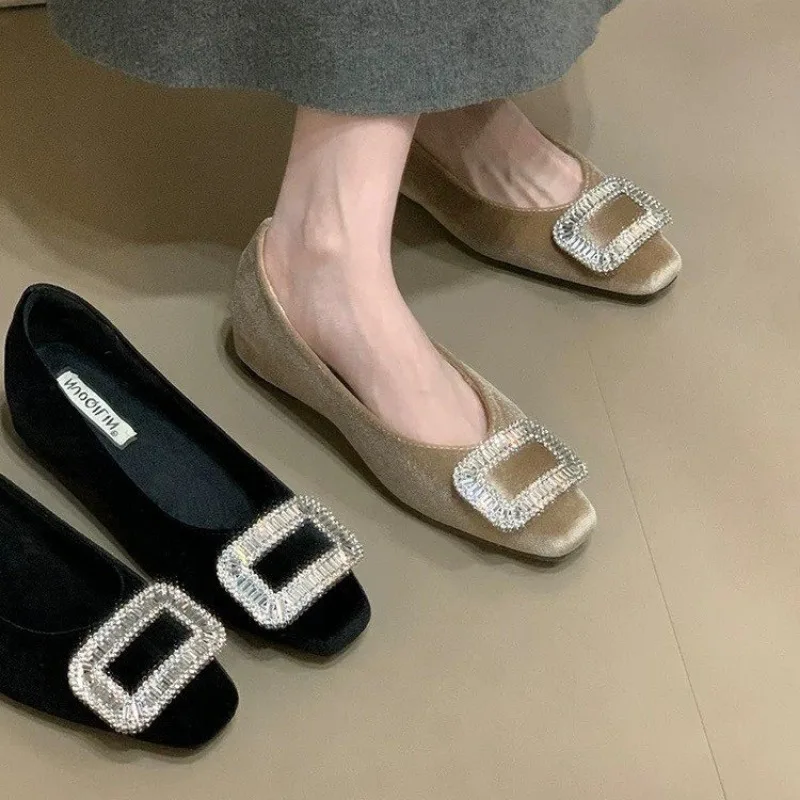 

Весенние элегантные балетки с камнями 2026: классические туфли с квадратным носком, удобные слипоны, модные женские лоферы из замши, модель 2545