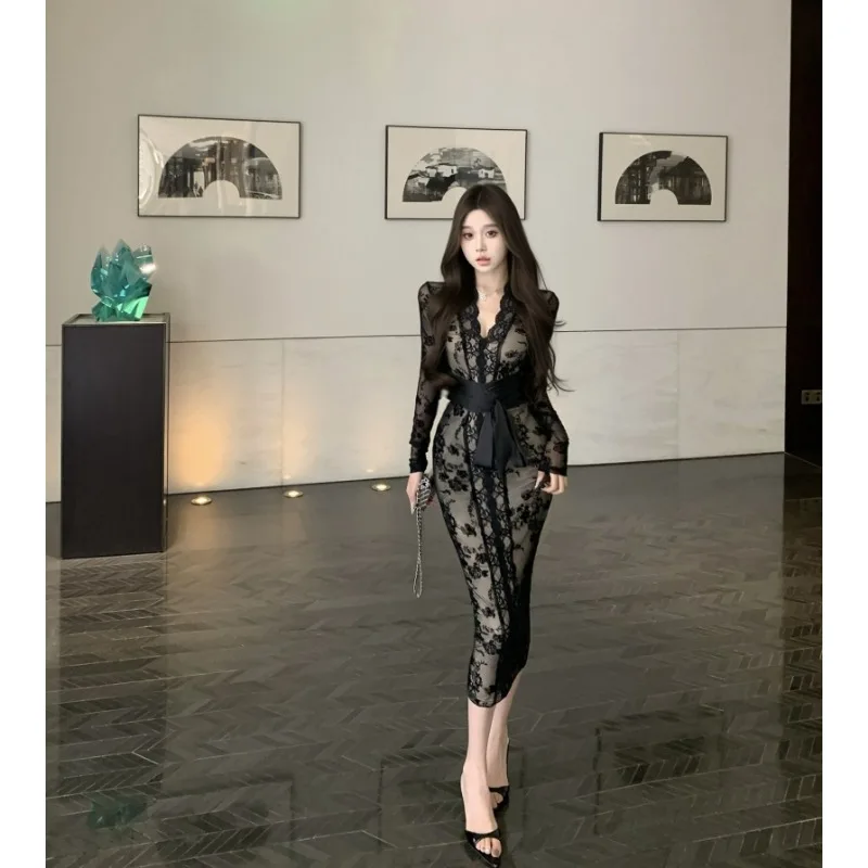 2025 ใหม่ฤดูใบไม้ร่วงและฤดูหนาว High-end สไตล์เซ็กซี่ขั้นสูงออกแบบ Niche อุณหภูมิ Slimming Flocked ชุดลูกไม้สําหรับผู้หญิง