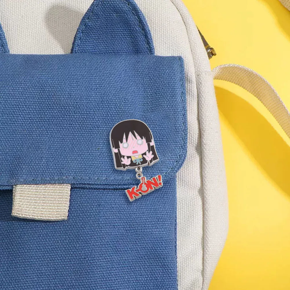 K-On！Akiyama Mio Anime Chibi-Charakter Emaille-Pin Niedliche Brosche mit überraschtem Gesichtsausdruck für Rucksäcke, Kleidung, Fans, Geschenk-Accessoire – Detail 5