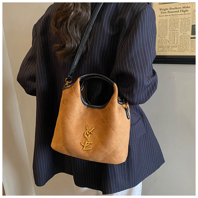 

2025 Quilted Chain Bag French Elegant Shoulder Purse Black Gold Classic Crossbody for Women Day to Night