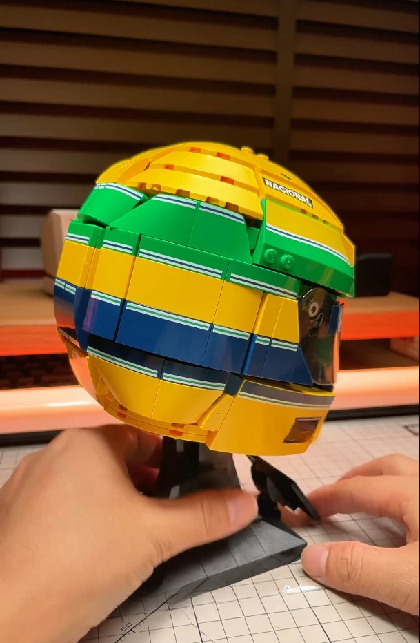 2026-nouveau-modele-de-blocs-de-construction-de-casque-de-pilote-de-course-ayrton-senna-931-pieces-jouets-pour-les-fans-cadeaux-d'anniversaire
