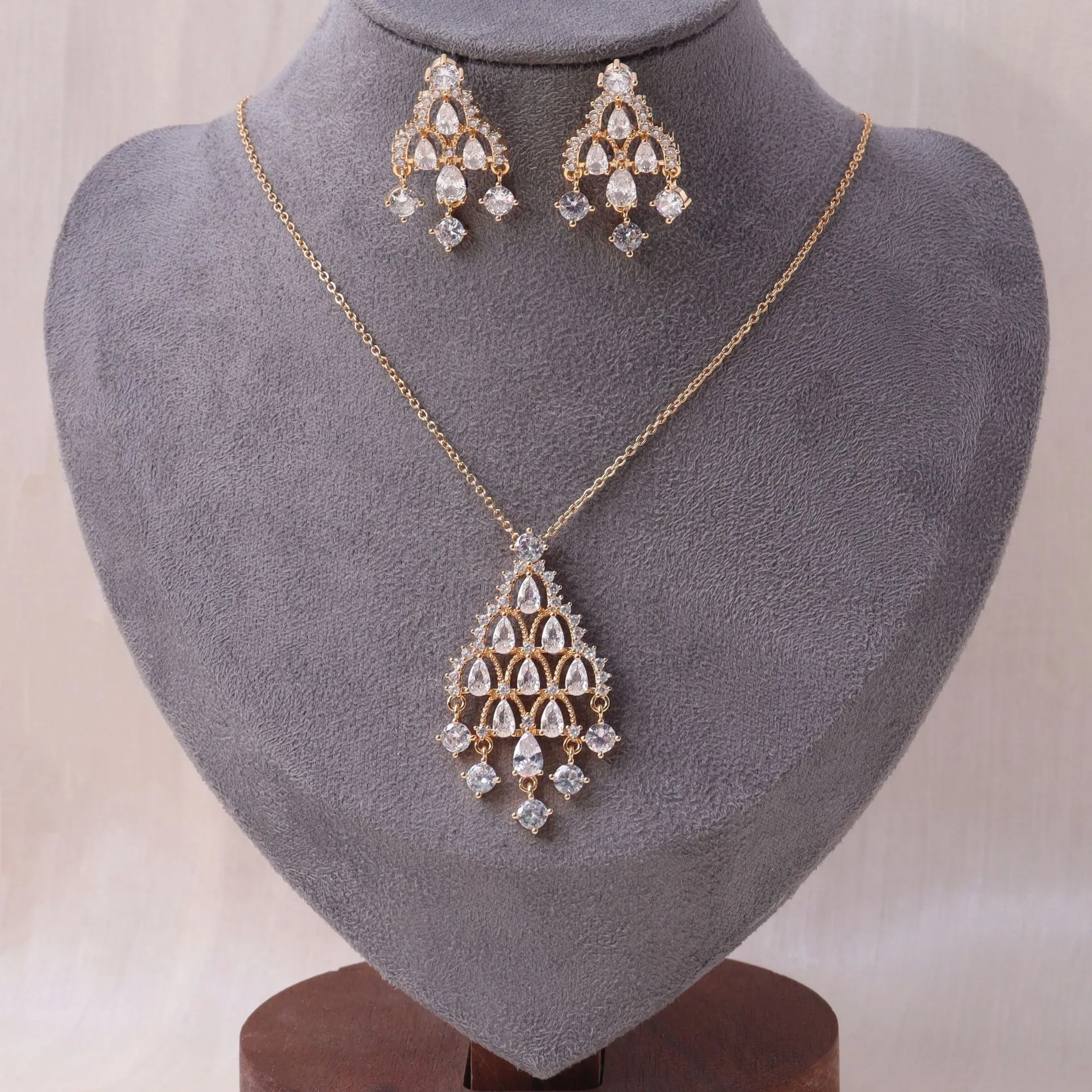 elegante-set-di-collana-e-orecchini-da-donna-con-zirconia-cubica-gioielli-pendenti-per-feste-di-fidanzamento-regalo-per-dubai