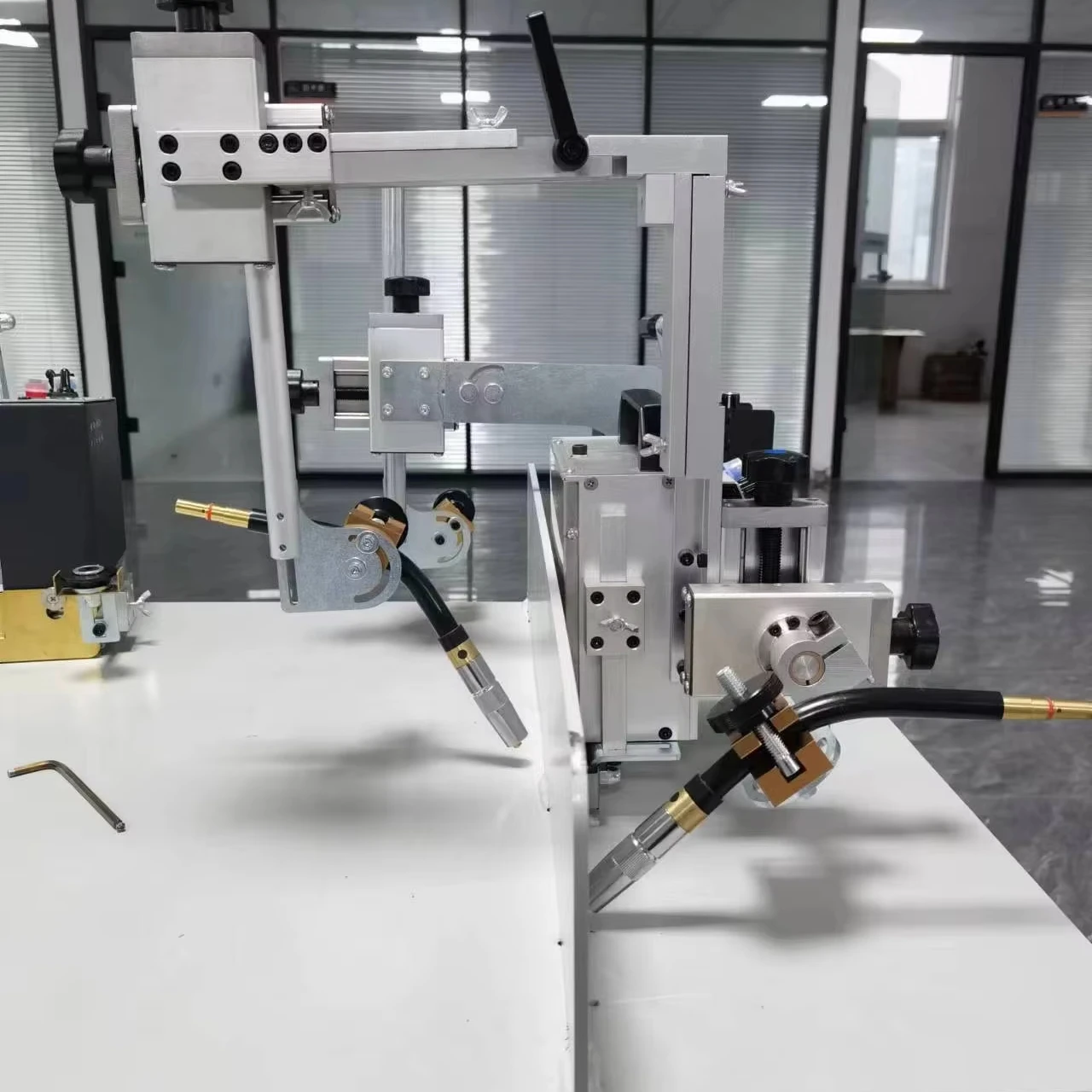 

KA-H5T High Quality Portable Welding Robot Double-Gun Fillet Welding With Side-Suction Permanent Magnetic Automatic Device