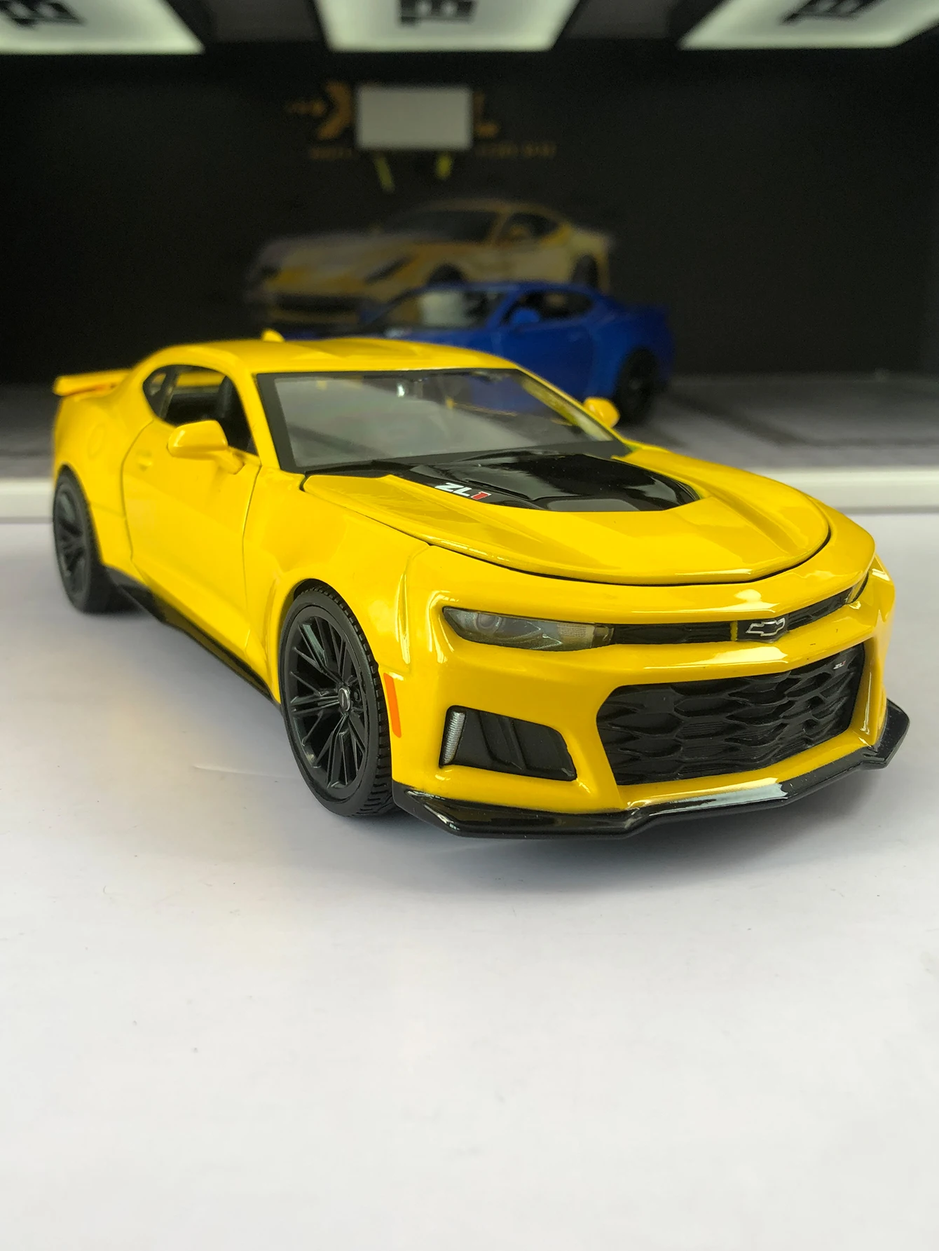 Модель автомобиля Maisto 1:24 2017 Chevrolet Camaro ZL1, декоративная деталь из цинкового сплава, коллекционный подарочный автомобиль.