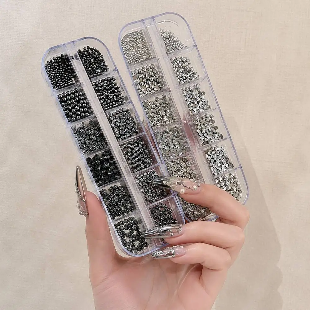 1 Box polierte Metallperlen mit Strass-Mix, Nagelanhänger, schwarz-silberne Perlen, Nagelteile, Rock- und Punk-Perlen, Nagelkunst-Dekoration