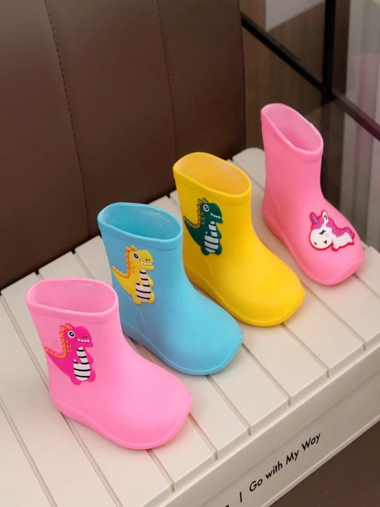 Botas de chuva infantis de alta qualidade feitas de material amigável à pele, com dinossauros de desenho animado para meninos e meninas