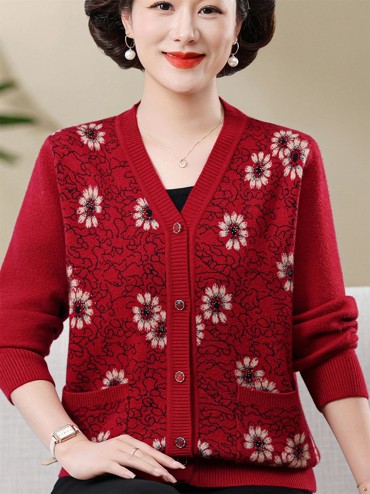 

Вязаный свитер-кардиган с V-образным вырезом для женщин среднего и старшего возраста, с пуговицами и большими карманами, теплая осенняя верхняя одежда
