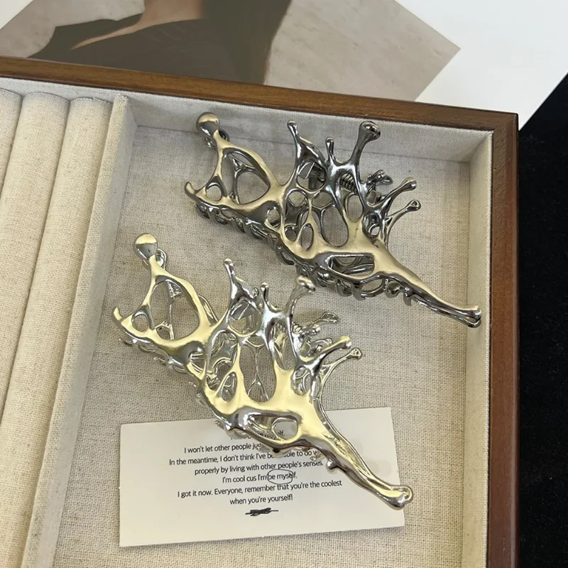 

Заколка-крабик для волос Y2K «Жидкий металл» с бабочкой, модный НОВЫЙ дизайн 2024, асимметричная, с вырезами, аксессуар для волос для женщин