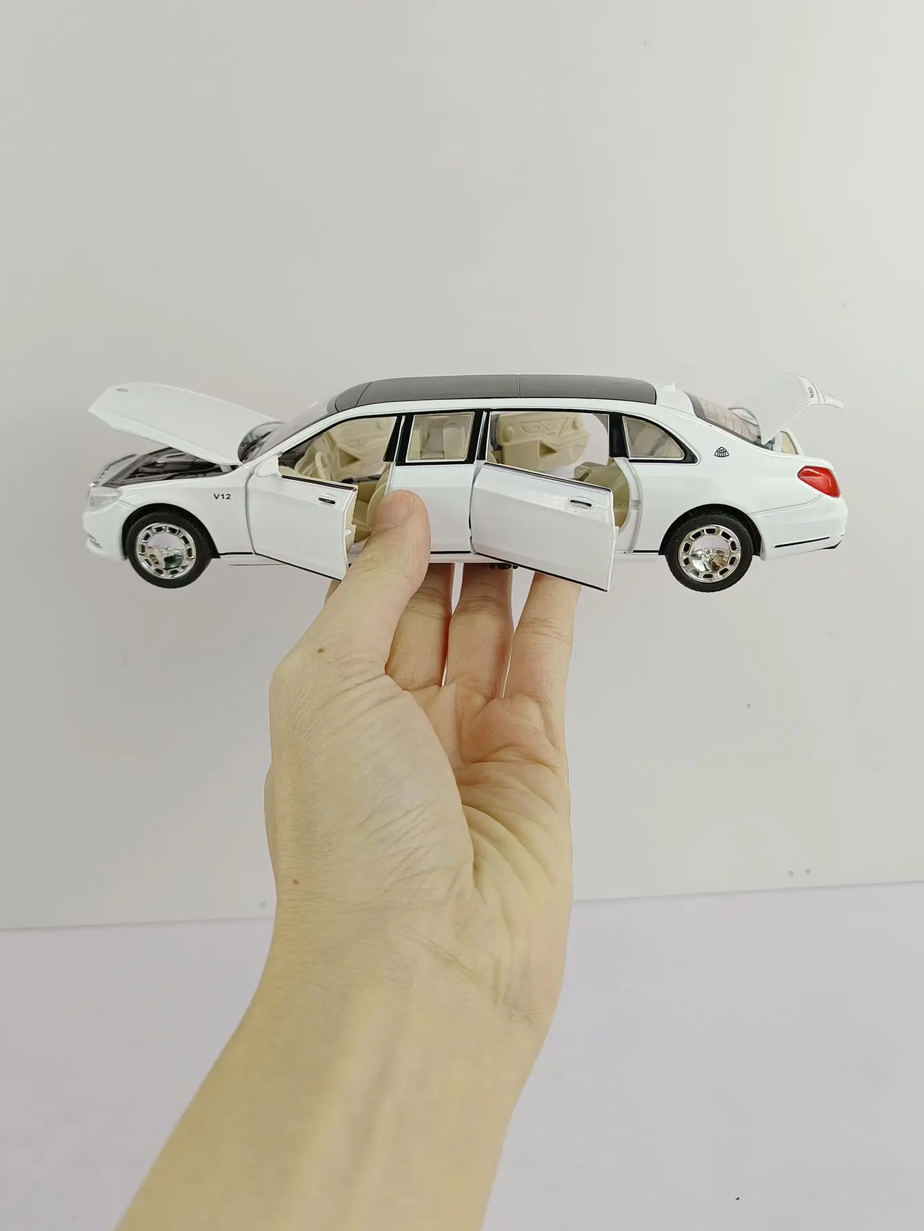 1:32 Mercedes Benz Maybach S650 Extended version Diecast Metal Alloy Model car Sound Light Collection Kids Toy Gifts