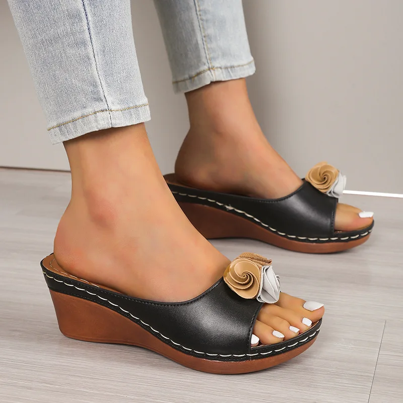 

European and American Thick-soled Flip-flops for Women in Summer 2025, New Pitched Heel Lightweight Solid-color Flip-flops 36-43