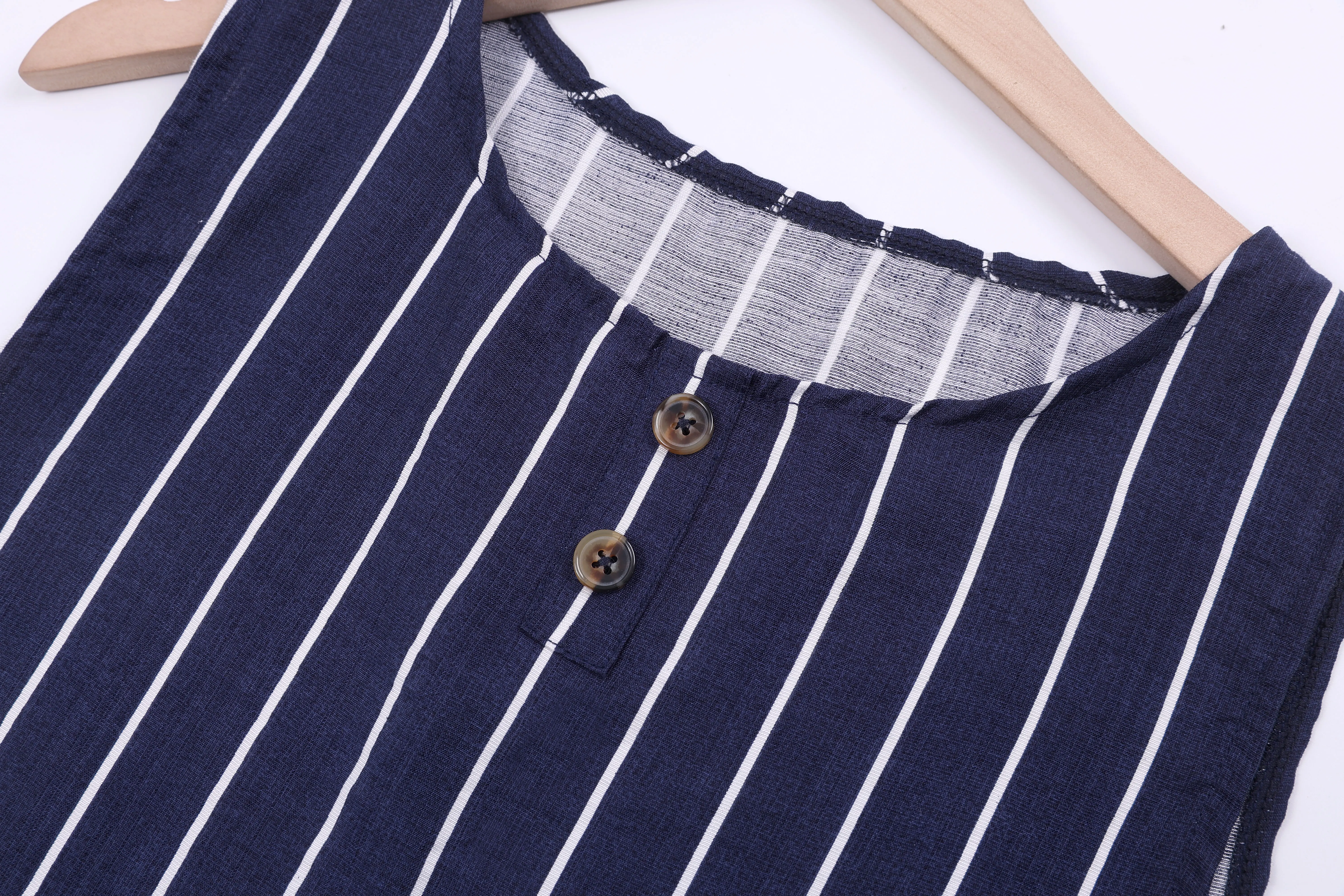Gestreiftes zweiteiliges Outfit für Damen, ärmelloses Tanktop mit Knöpfen und elastische Hose mit weitem Bein und Kordelzug, lässiger Urlaubskostüm – Detail 14