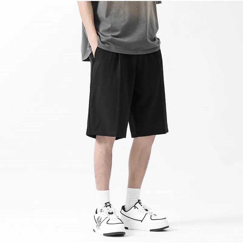 Pantalones cortos de verano para hombre, traje corto hasta la rodilla de corte recto, pantalón liso negro gris, ropa para estudiantes, pantalones cortos informales finos y sedosos para hombre