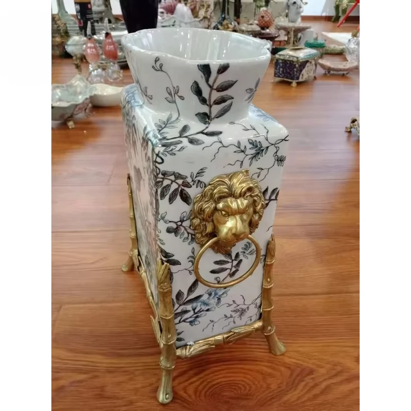 Decoración cuadrada de gran diámetro de lujo de porcelana azul y blanca hecha a mano, florero de cabeza de león de bronce para sala de estar