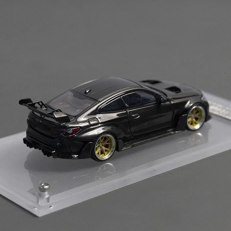 โมเดลรถสปอร์ต BMW G82 M4 ของเล่นโลหะผสม สเกล 1/64 ของ SW Diecast  พร้อมพื้นผิวลายคาร์บอนเต็มรูปแบบ ของขวัญตกแต่ง