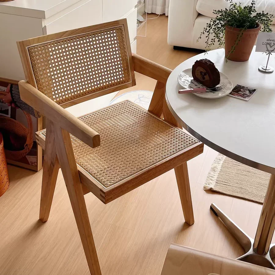 Stilvolle japanische Rattan-Esszimmerstühle mit Beinen aus massivem Holz für moderne Heimdekoration. Minimalistische Esszimmerstühle mit Rattan-Rückenlehne