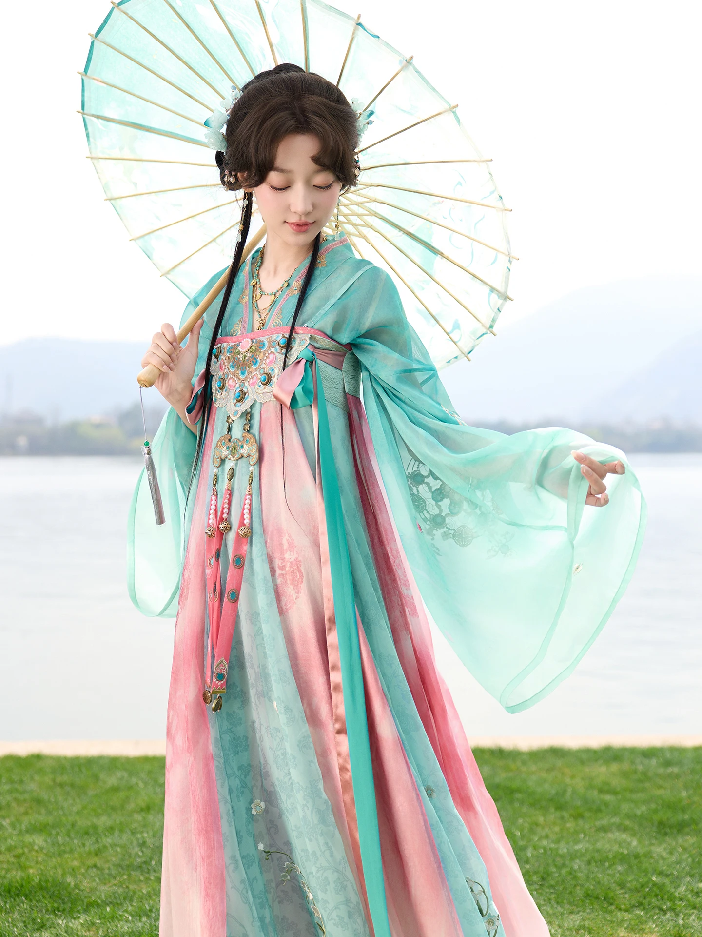 

Thirteen Surplus Small Lotus Spring Valley Collision Color Pleated Skirt Group Flower Embroidery Tang Dynasty Hanfu...