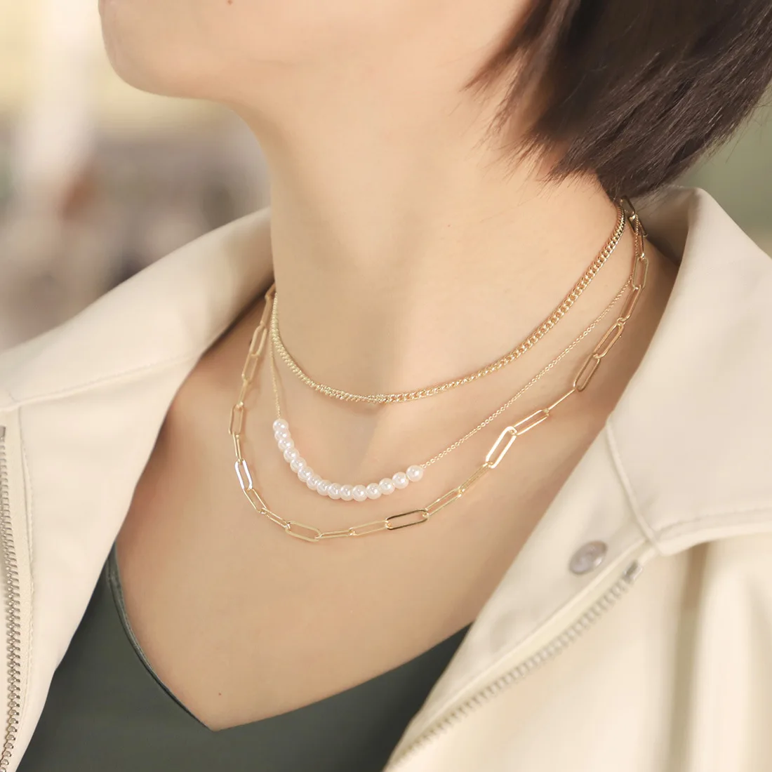 Pearl multi-chain necklace with a layered design, simple and versatile elegant collarbone chain treatment, 2024 new arrival