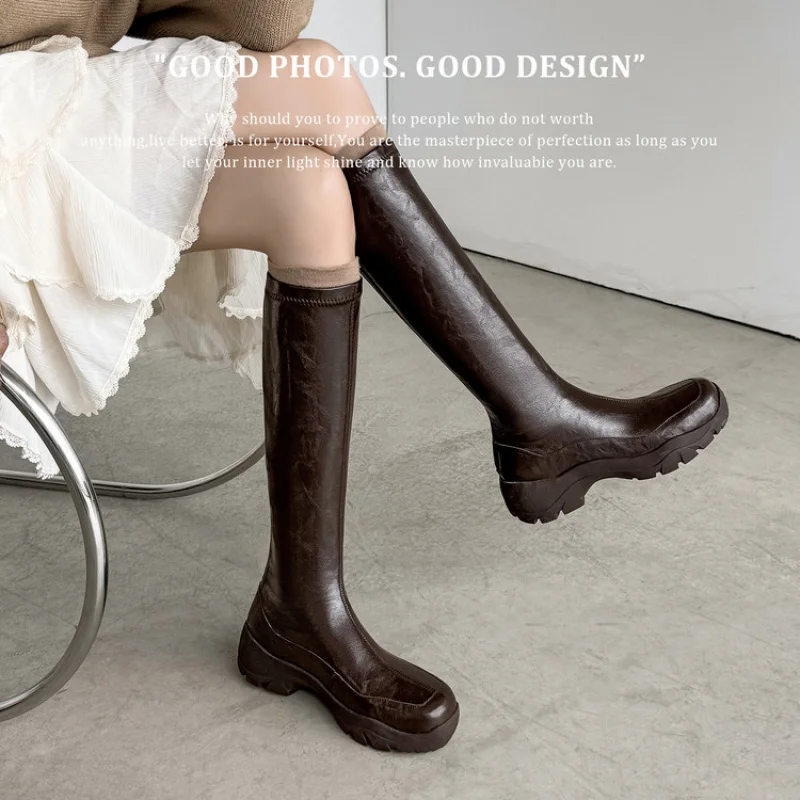 

Женские ботинки на платформе до середины икры из натуральной кожи — однотонные, удобная повседневная одежда