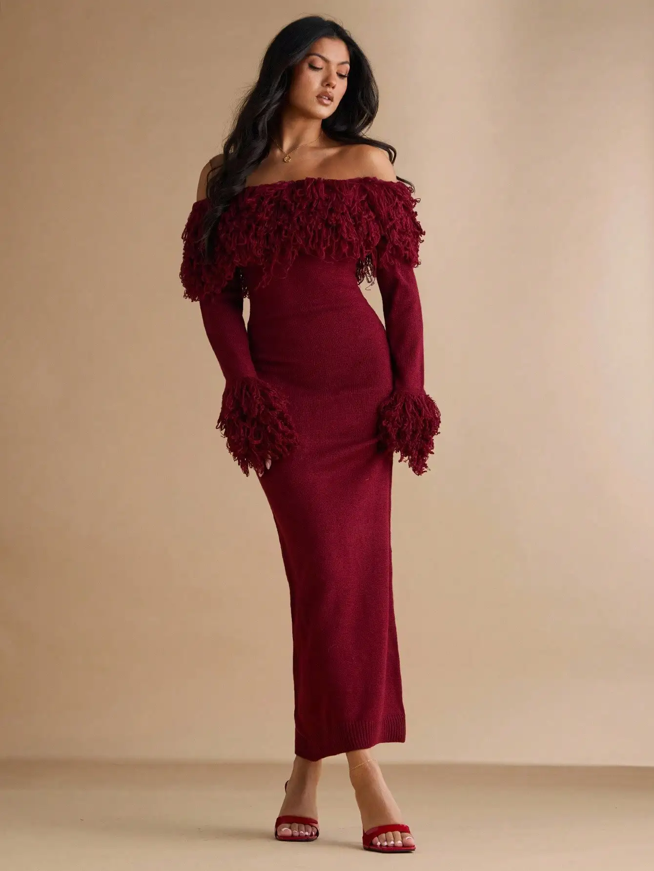 

Бордовое трикотажное платье миди с открытыми плечами, бахромой и длинными рукавами