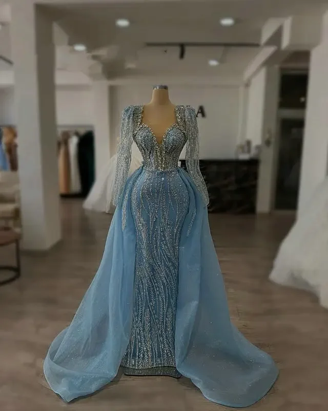 Elegantes vestidos de noche azul claro estilo sirena con cola desmontable, cristales y cuentas, ideales para bodas, fiestas y eventos formales.